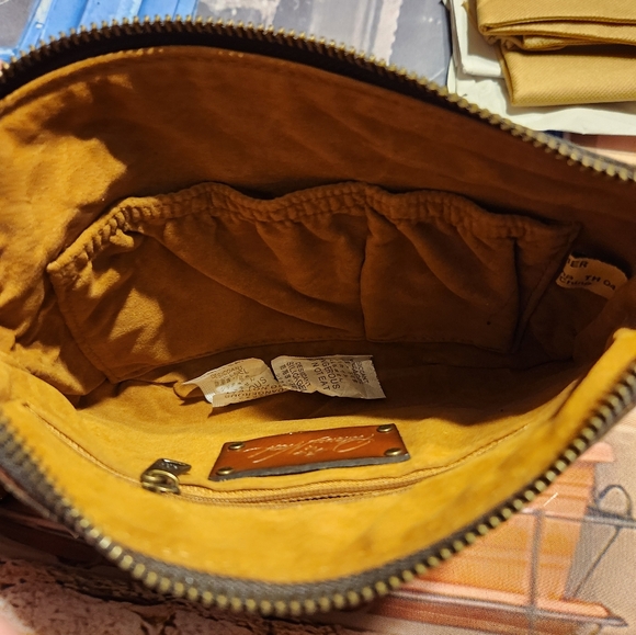 Patricia Nash Tooled Leather Flowers 🌺Wristlet NWT 8.5W × 6.5 D. - Picture 4 of 7